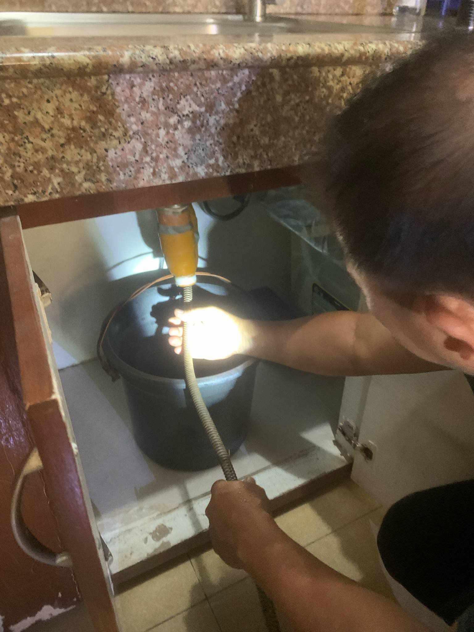 Kitchen sink declogging and cleaning of drainage connections by Tubero Specialists