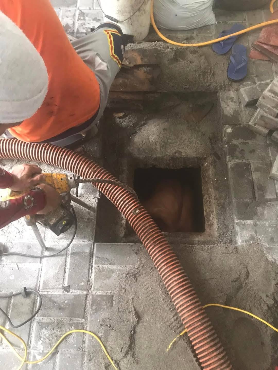 Manual cleaning of poso negro and septic tank